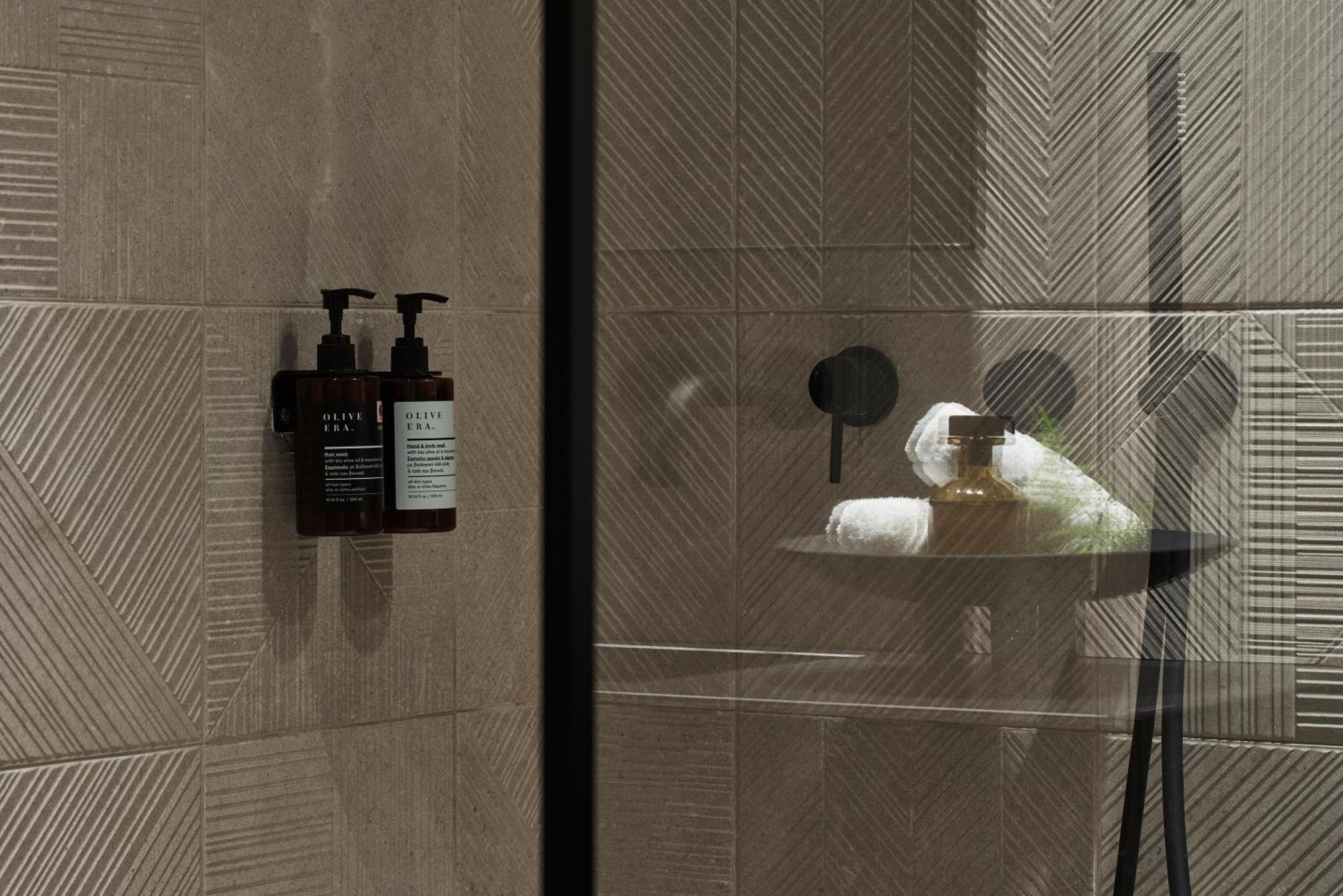 The Newel Psychiko Atenas Exterior foto A shower with soap and shampoo dispensers